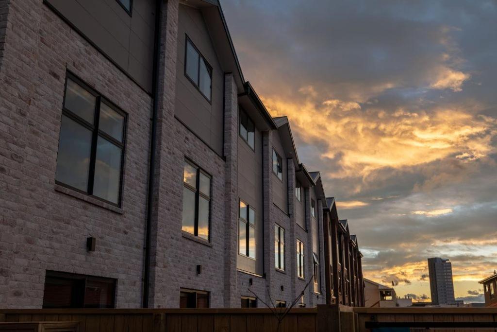 Cloud Nine Elegant Escape Awaits Apartment Christchurch Luaran gambar