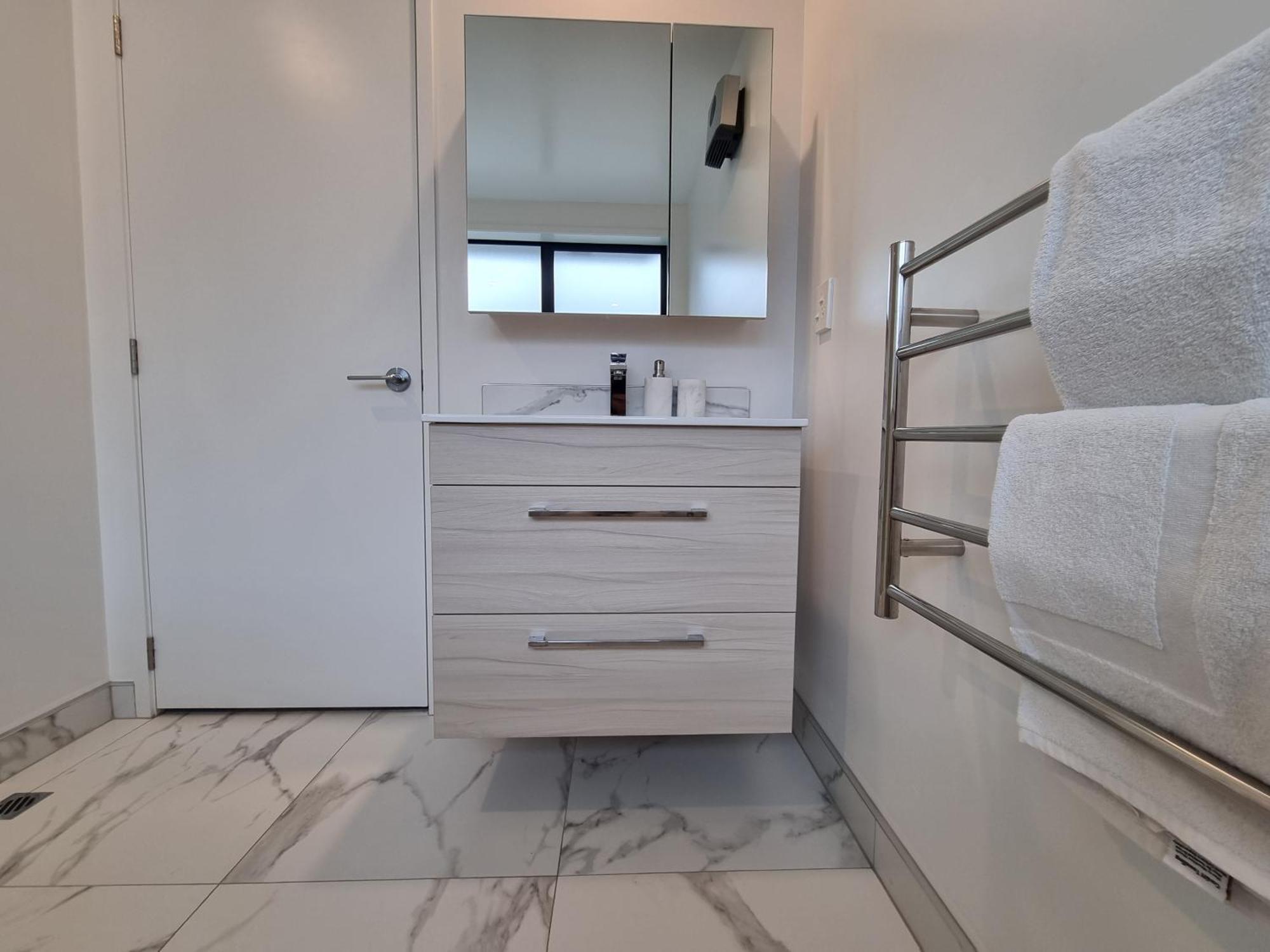 Cloud Nine Elegant Escape Awaits Apartment Christchurch Luaran gambar
